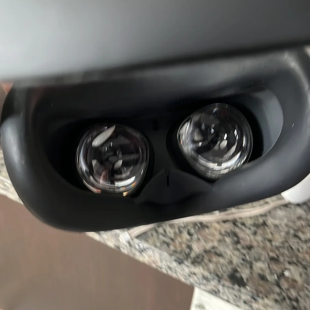 Oculus quest 2 64g, pretty good condition just a few scratches on controllers